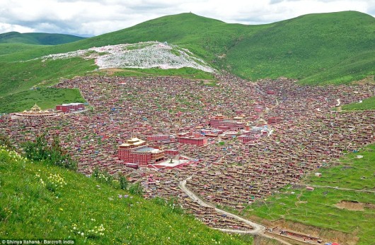 Larung Gar Valley